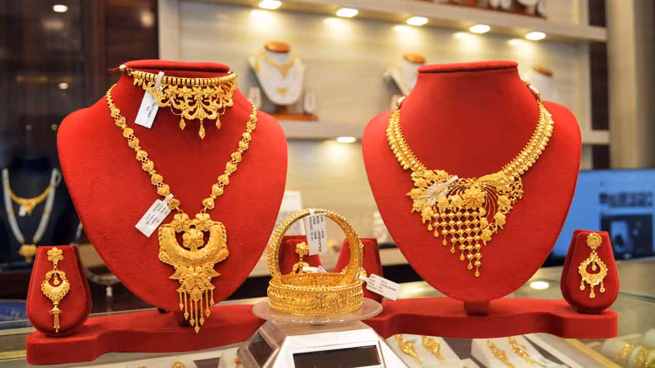 Gold And Silver Prices Today | బులియన్ మార్కెట్లలో అనిశ్చితి.. స్వల్పంగా తగ్గిన బంగారం ధరలు..