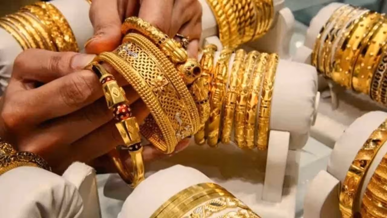 Gold And Silver Prices Today | తీవ్రమైన అస్థిరతతో కొనసాగుతున్న బంగారం, వెండి ధరలు.. పెట్టుబడిదారులు జాగ్రత్త..