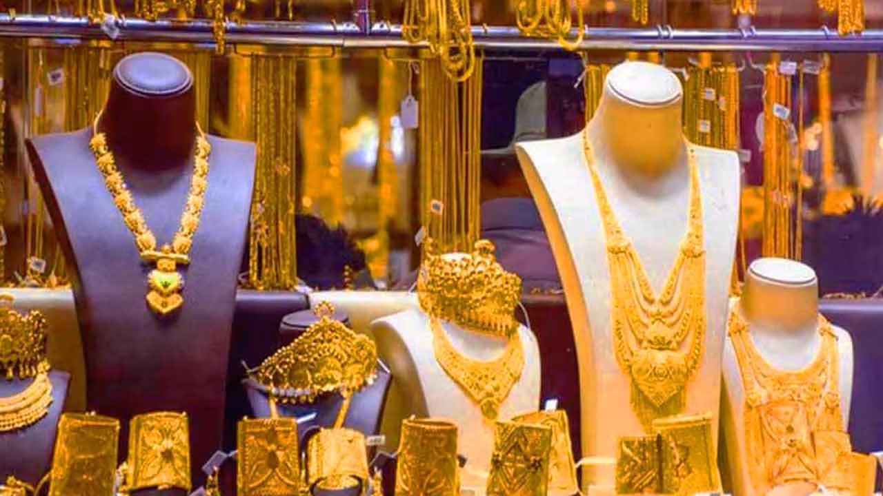 Gold And Silver Prices Today | స్వల్పంగా తగ్గిన బంగారం ధరలు.. మార్పు లేకుండా కొనసాగుతున్న వెండి..