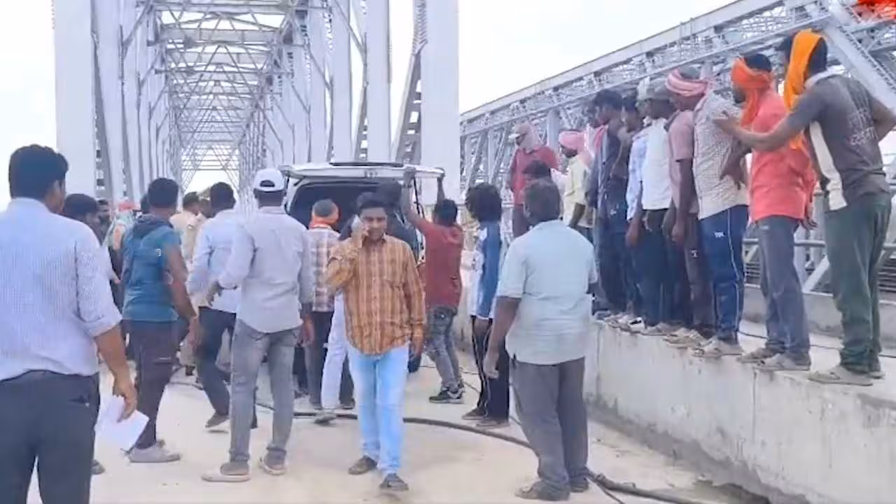 Sirpur-Kaghaznagar | సిర్పూర్ కాగజ్నగర్లో ఘోరం.. రైల్వే బ్లాక్ బ్రిడ్జిలో ఇరుక్కున్న కార్మికులు