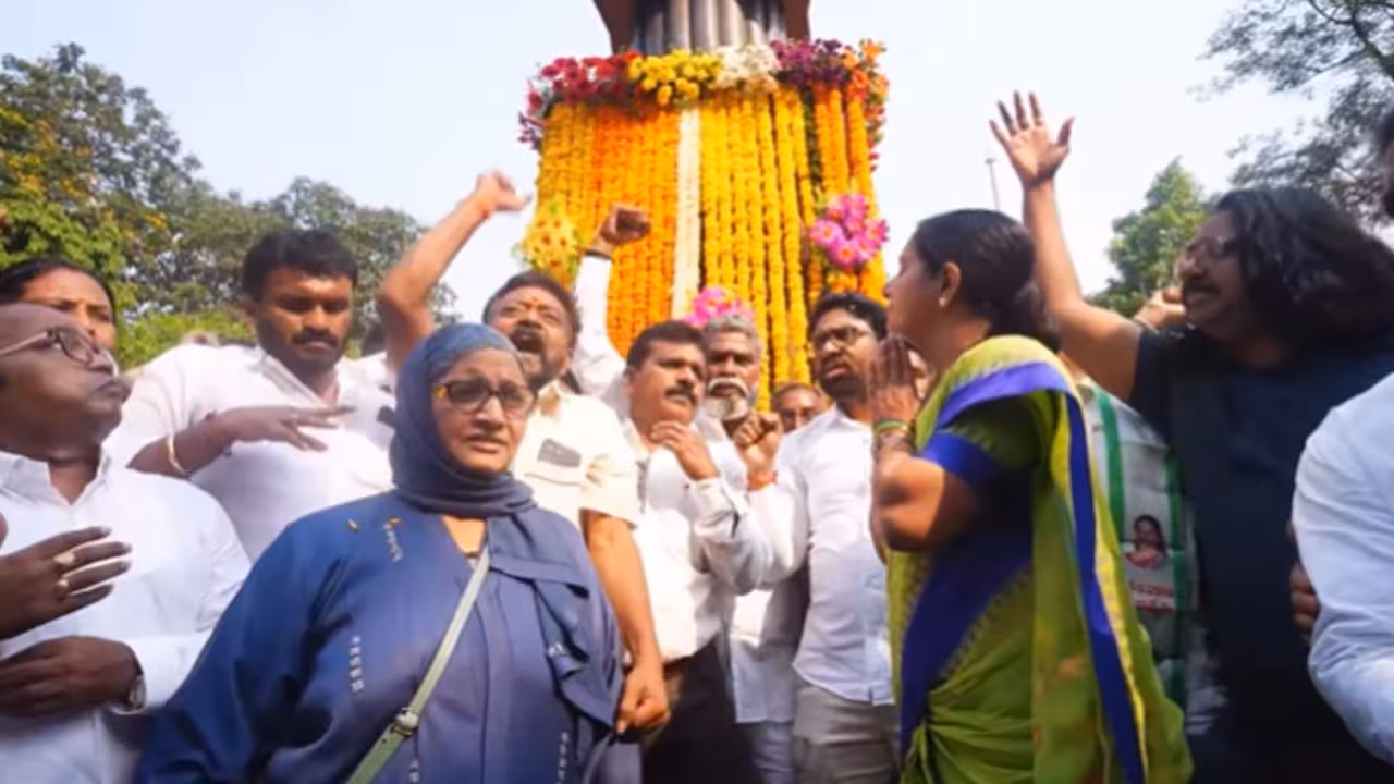 Kavitha | కొత్త పార్టీ వేళ.. గన్పార్క్లో అమర వీరులకు నివాళులర్పించిన కవిత