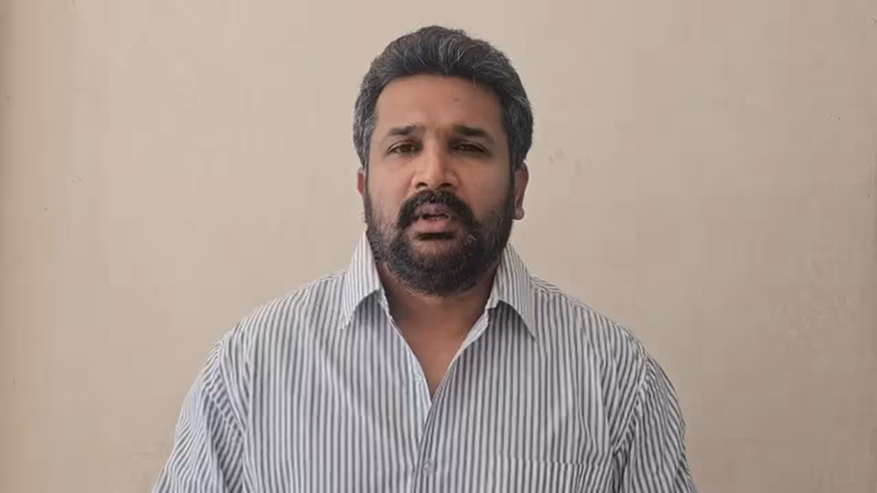 Manne Krishank | ఇసుక తవ్వకాల ఆదాయంపై తప్పుదోవ పట్టించేలా ప్రభుత్వ గణాంకాలు: మన్నె క్రిశాంక్