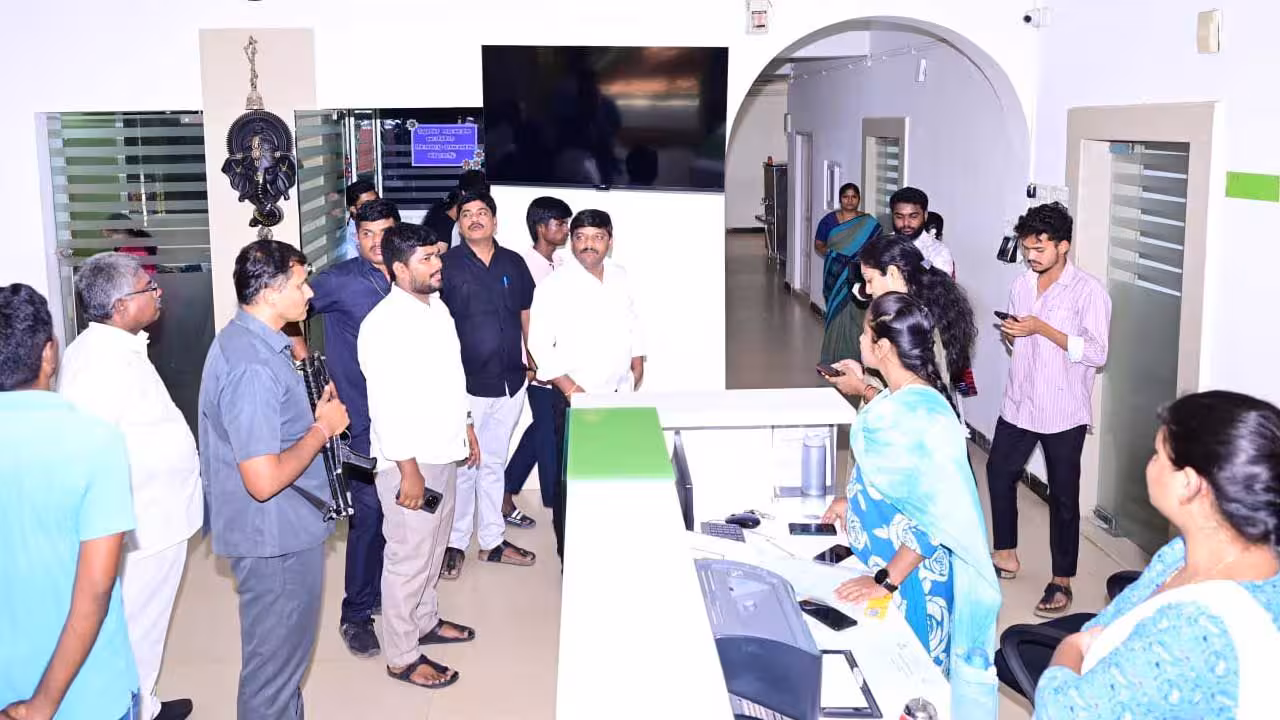 MLC Teenmar Mallanna | అధిక ఫీజుల దోపిడీ.. రంగంలోకి ఎమ్మెల్సీ తీన్మార్ మల్లన్న