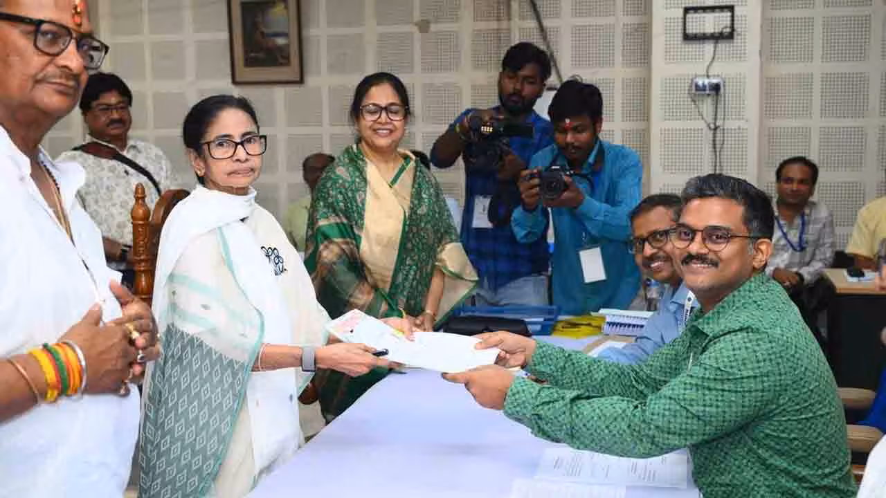 CM Mamata Banerjee | నామినేషన్ దాఖలు చేసిన మమతా బెనర్జీ.. సువేందు అధికారిని దీదీ ఓడించనుందా..?