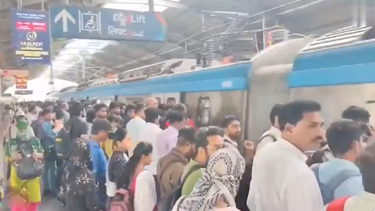 Hyderabad Metro | ఆర్టీసీ సమ్మె.. ప్రయాణికులతో కిక్కిరిసిన మెట్రో రైళ్లు