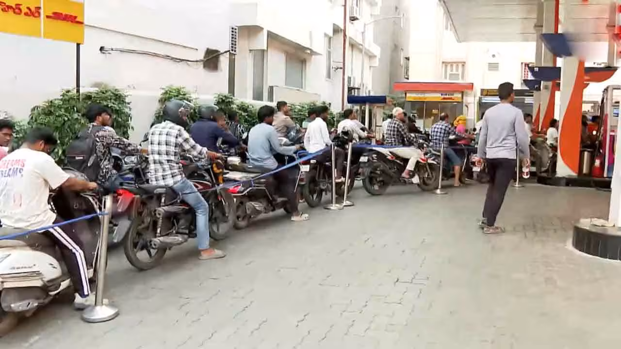 Petrol Bunks | హైదరాబాద్లో మరోసారి పెట్రోల్ కష్టాలు.. బంకుల వద్ద భారీ క్యూలైన్లు
