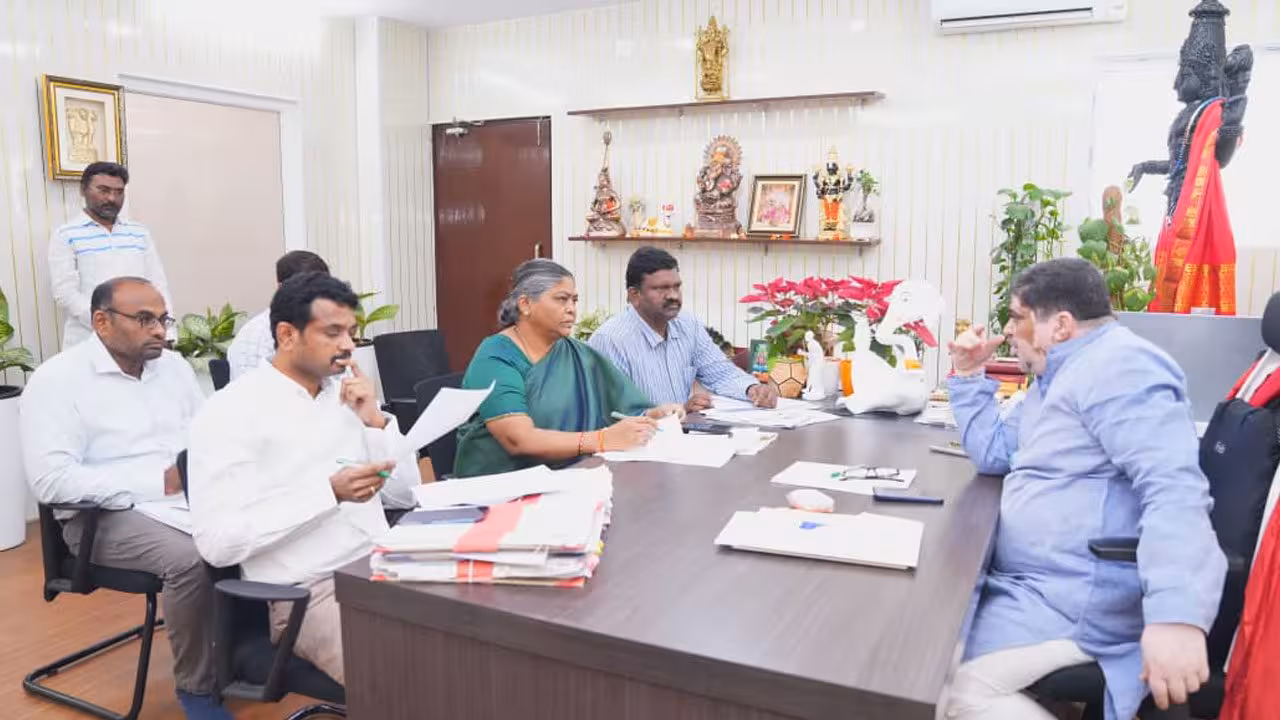Ponnam Prabhakar | నియోజకవర్గానికి వెయ్యి మంది మహిళలకు.. 100 శాతం సబ్సిడీతో కుట్టు మిషన్లు: మంత్రి పొన్నం ప్రభాకర్