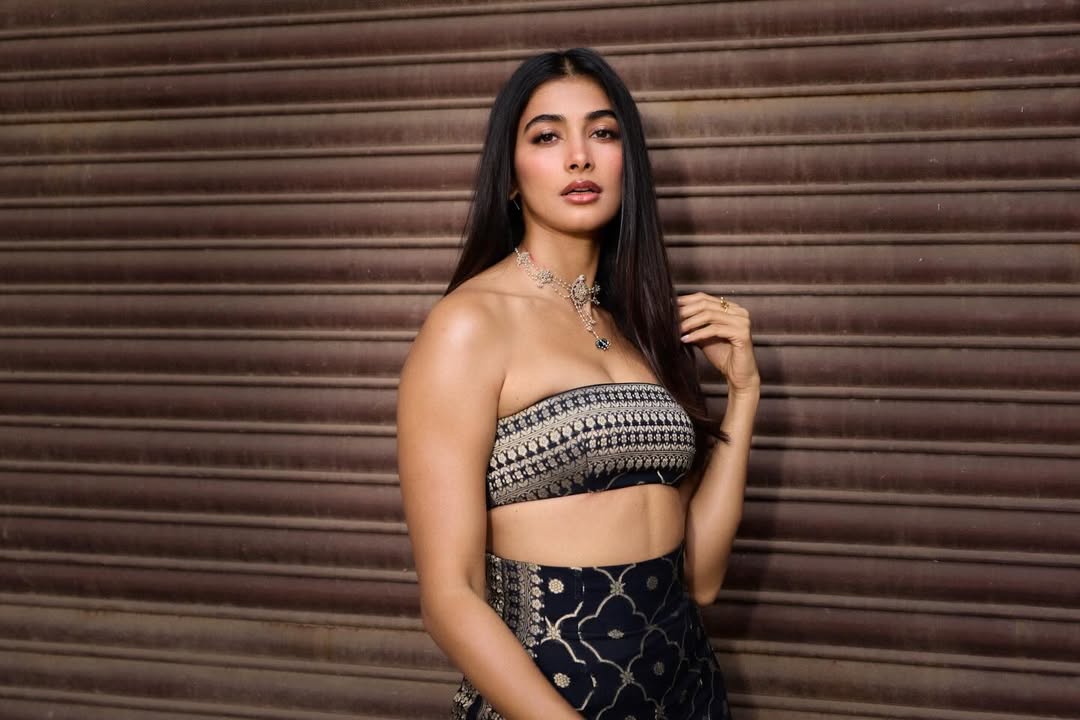 పూజా హెగ్డే, రోహన్ మెహ్రా గత కొద్ది రోజులుగా చెట్టాపట్టాలేసుకొని తిరుగుతోన్నారు. వీరిద్దరు జంటగా రెస్టారెంట్లకు, విహారయాత్రలకు వెళ్లిన ఫొటోలు వైరల్ అవుతోన్నాయి.