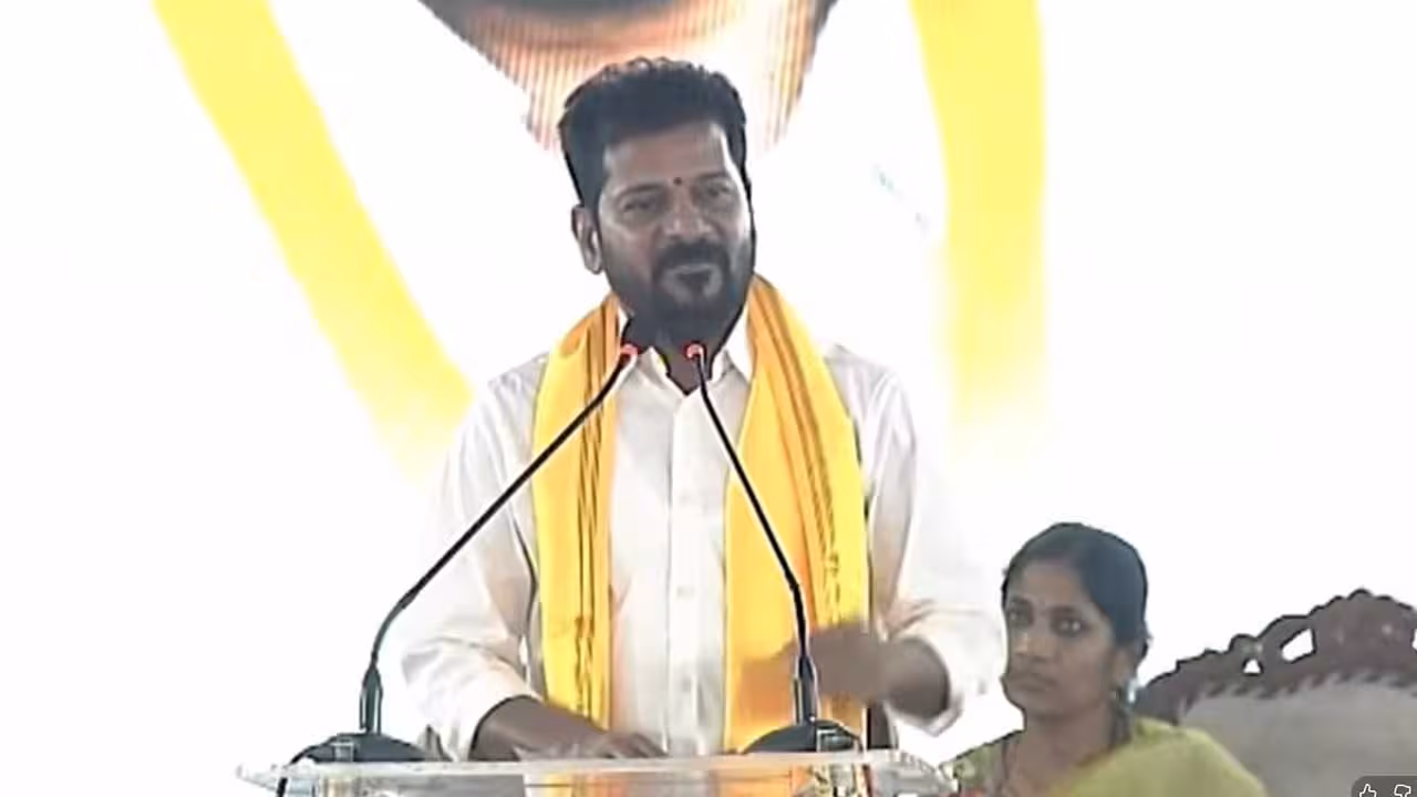 CM Revanth Reddy | సర్పంచ్లకు కూడా పాసులివ్వండి.. కలెక్టర్, డీసీపీకి సీఎం రేవంత్ రెడ్డి సూచన