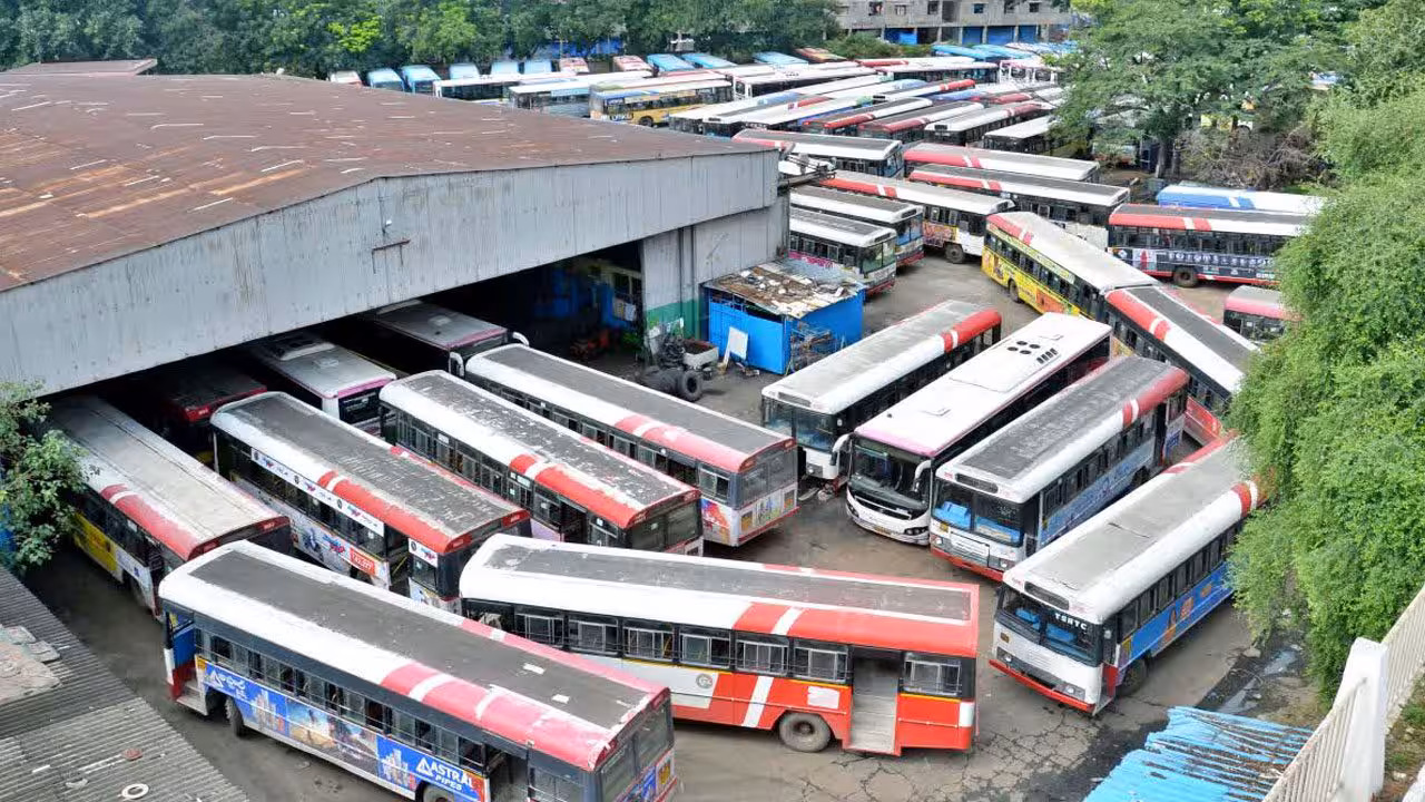 RTC Strike | డిపోల నుంచి కదలని బస్సులు.. ప్రయాణికులకు తప్పని అవస్థలు