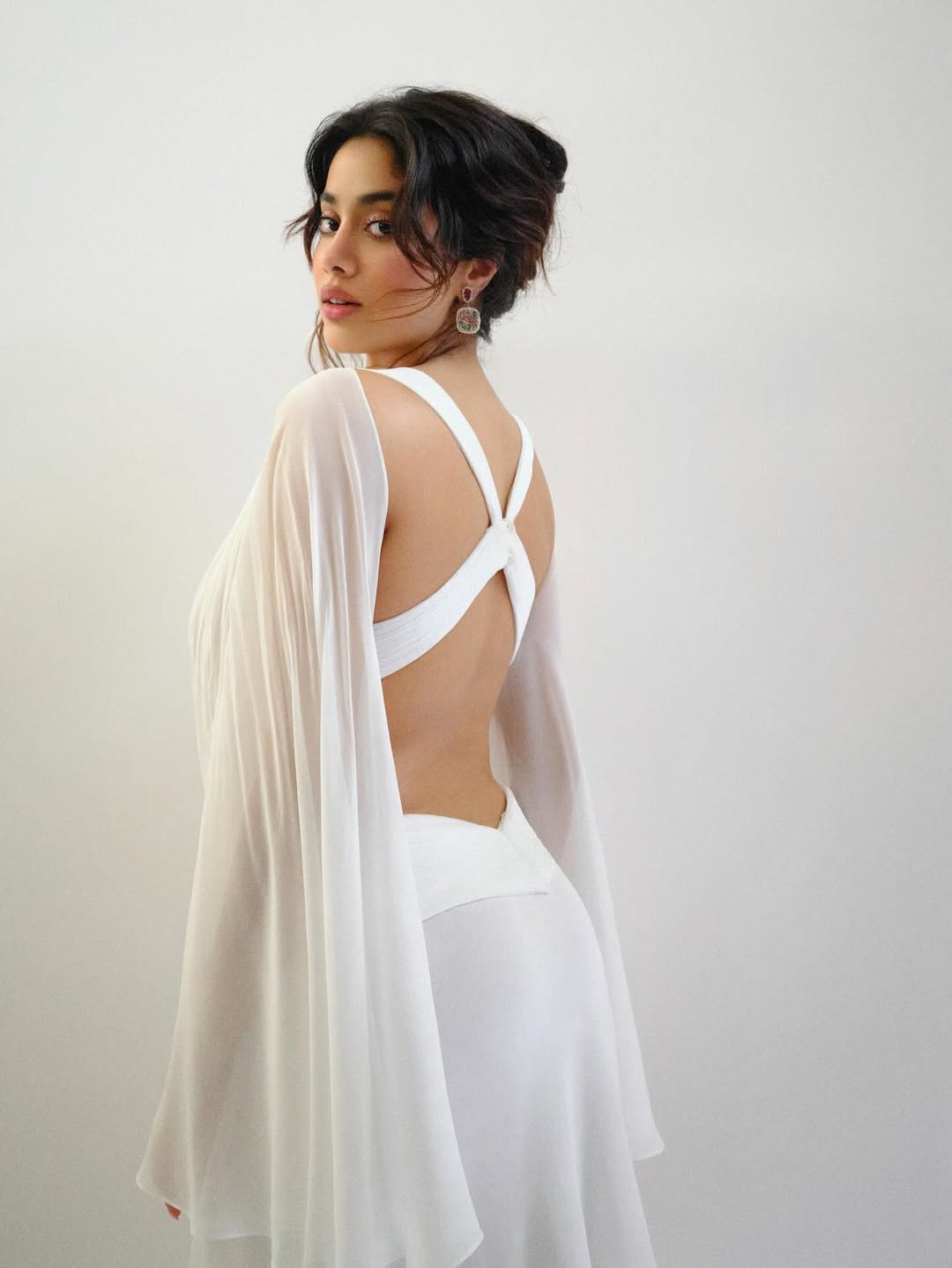 Janhvi Kapoor | వైట్ డ్రెస్లో జాన్వీ గ్లామర్ ట్రీట్ - Image 6