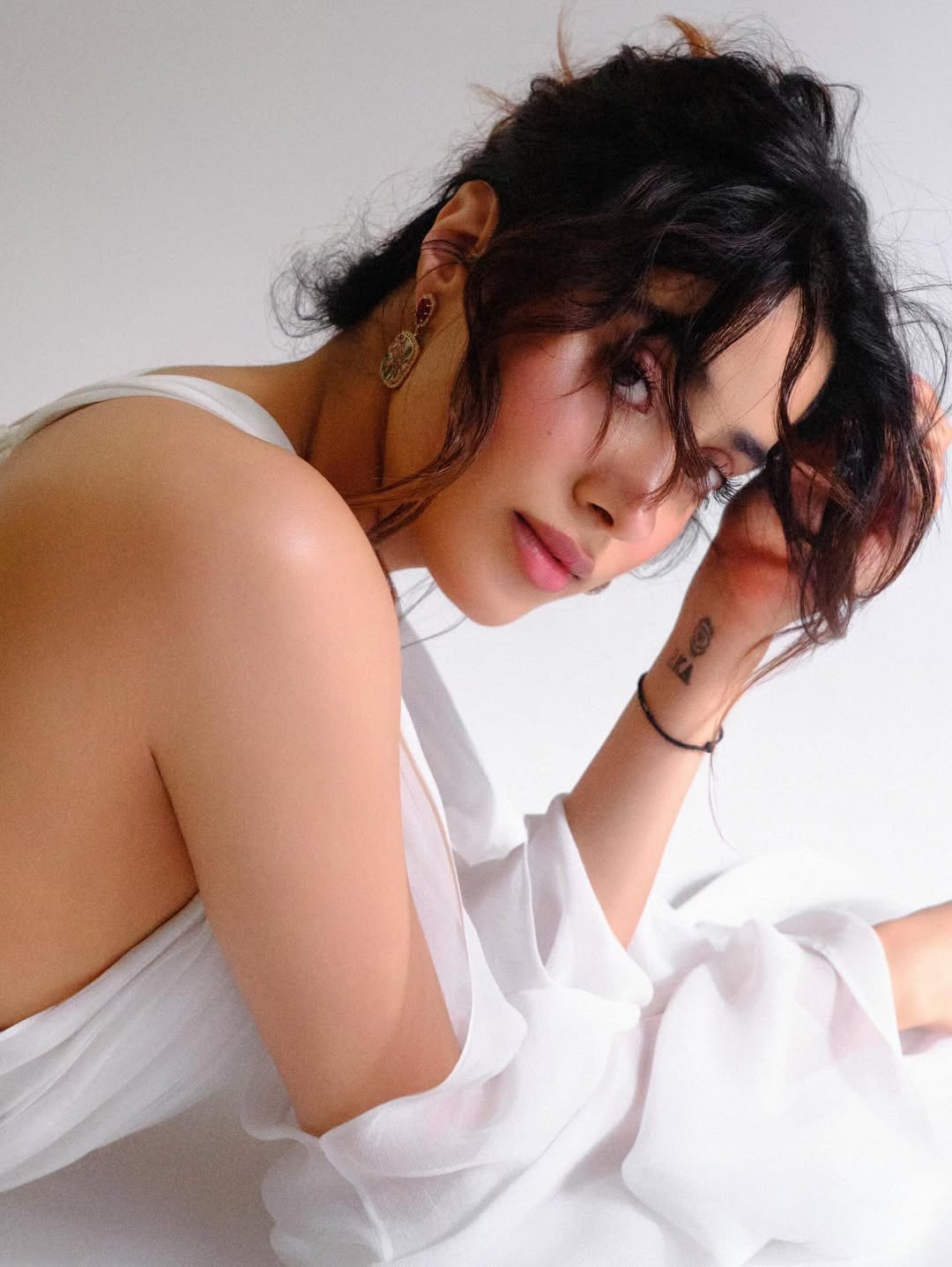 Janhvi Kapoor | వైట్ డ్రెస్లో జాన్వీ గ్లామర్ ట్రీట్ - Image 5