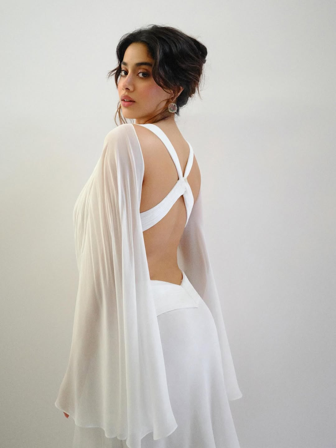 Janhvi Kapoor | వైట్ డ్రెస్లో జాన్వీ గ్లామర్ ట్రీట్ - Image 4