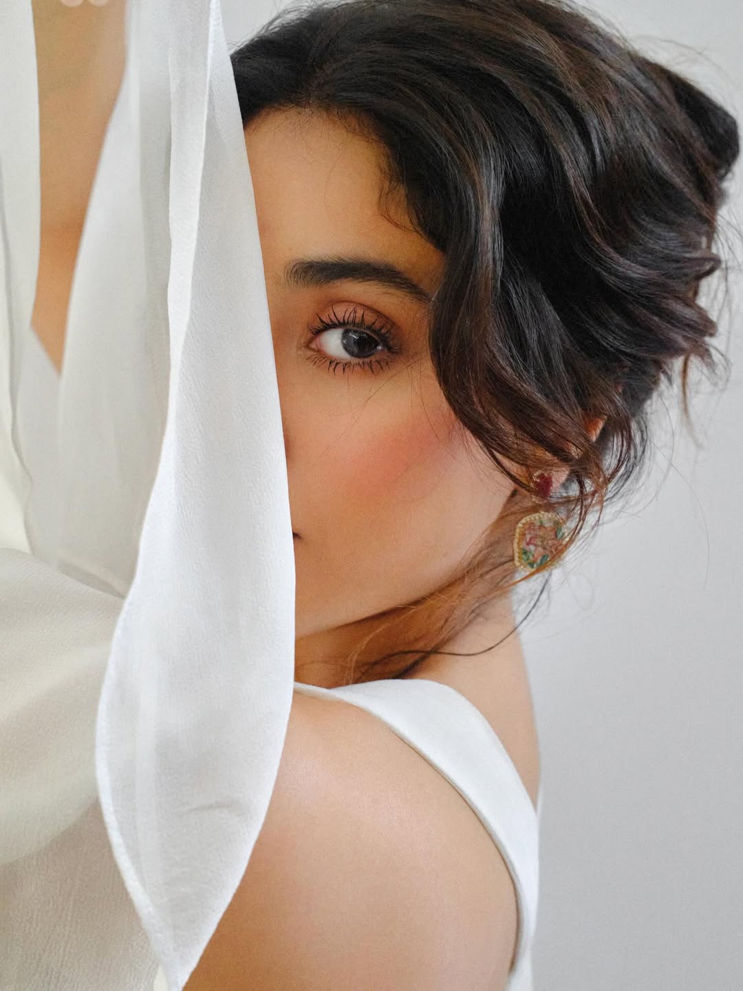 Janhvi Kapoor | వైట్ డ్రెస్లో జాన్వీ గ్లామర్ ట్రీట్ - Image 3