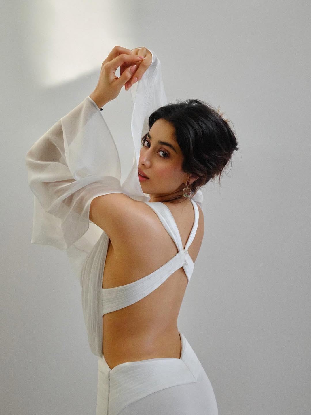 Janhvi Kapoor | వైట్ డ్రెస్లో జాన్వీ గ్లామర్ ట్రీట్ - Image 2