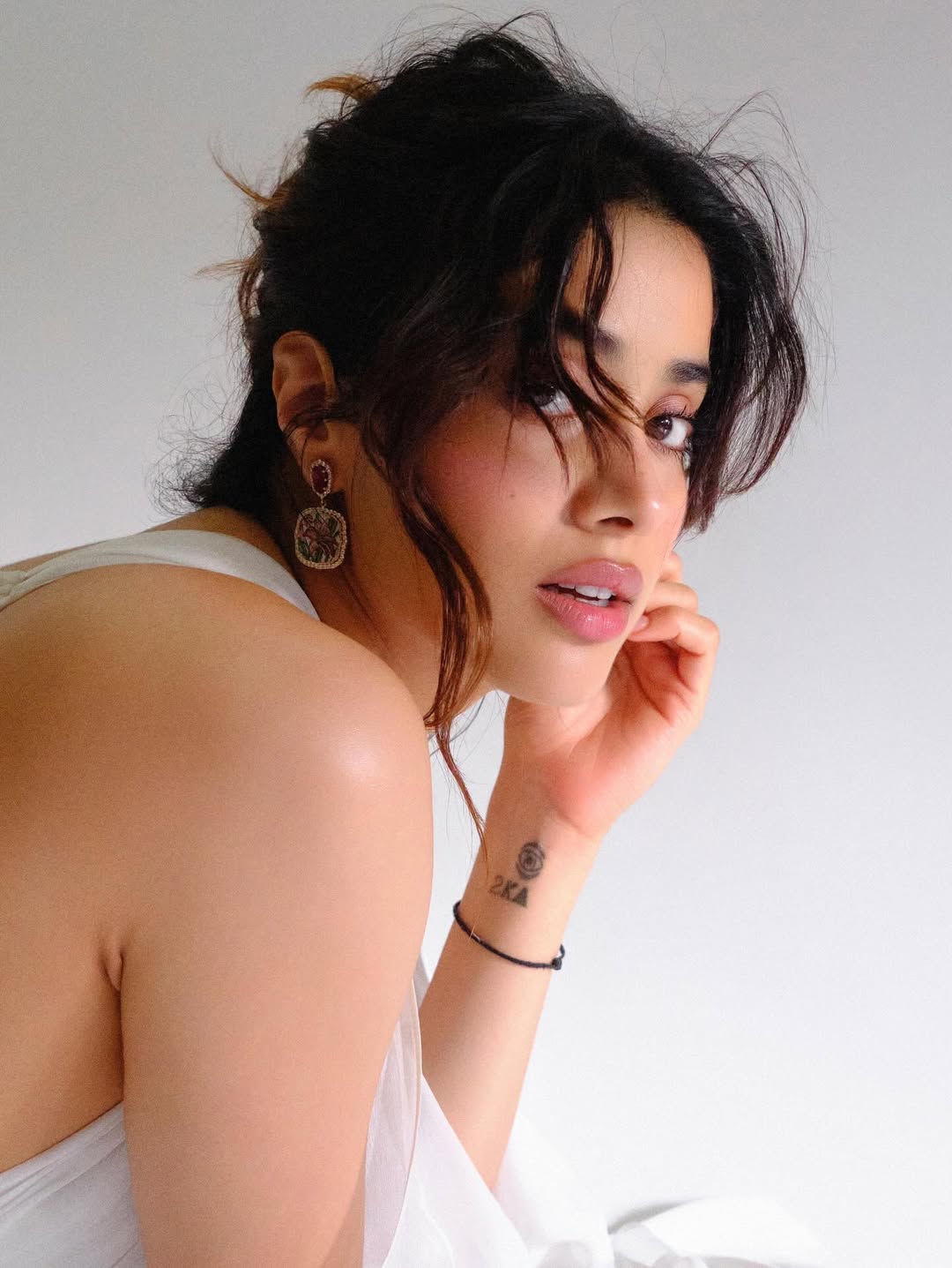 Janhvi Kapoor | వైట్ డ్రెస్లో జాన్వీ గ్లామర్ ట్రీట్ - Image 1