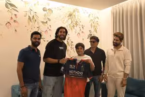 Allu Arjun | ఐకాన్ స్టార్ను కలిసిన ఆర్సీబీ క్రికెటర్ - ఫొటోలు వైరల్