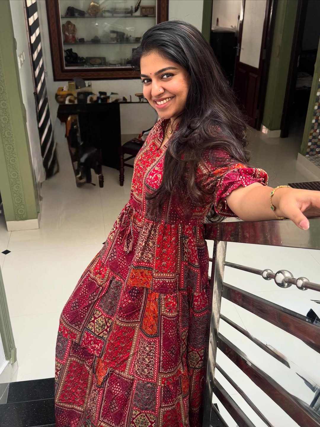 తమిళంలో త్రిష, కాజల్, దీపికా పడుకోన్, మెహరీన్, రాశీఖన్నాతో పాటు పలువురు స్టార్ హీరోయిన్లకు రవీనా రవినే డబ్బింగ్ చెబుతోంది.