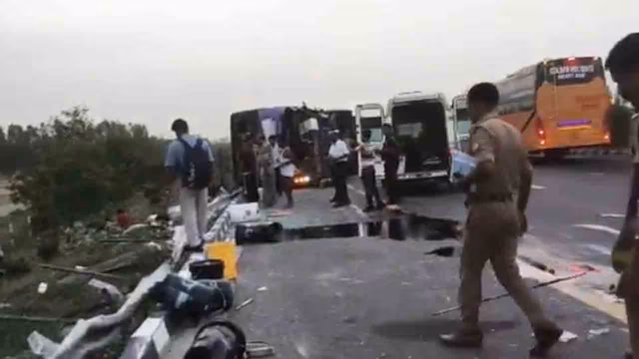 Bus overturns | డబుల్ డెక్కర్ బస్సు బోల్తా.. ఆరుగురు ప్రయాణికులు మృతి