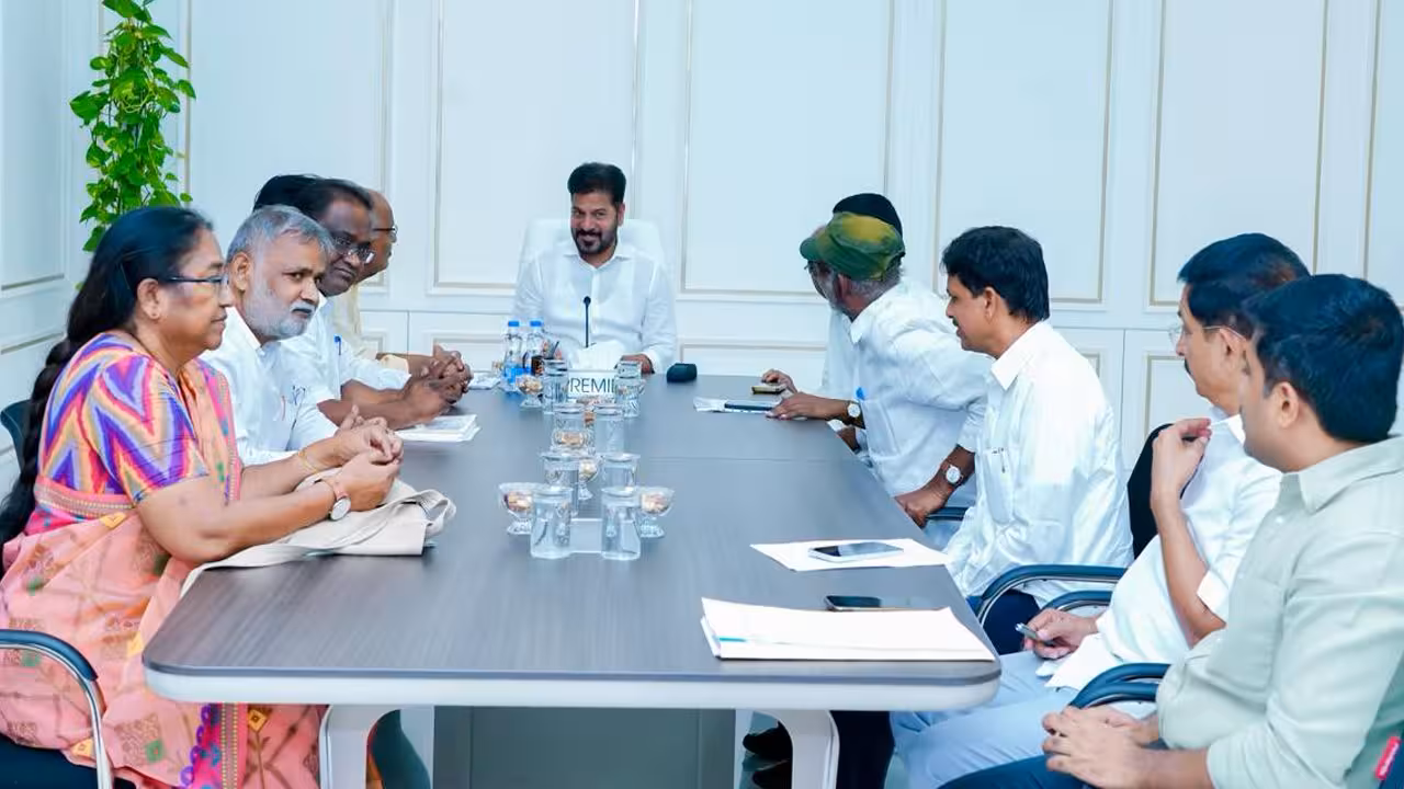 CM Revanth Reddy | మద్దతు ధరతో మక్కలను కొంటున్నం.. సీపీఎం నేతలతో సీఎం రేవంత్రెడ్డి