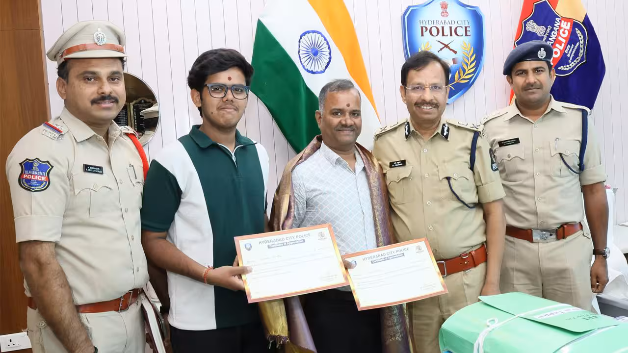 CP Sajjanar | గ్యాస్ సిలిండర్లలో అక్రమాలు.. వెలుగులోకి తెచ్చిన తండ్రీకొడుకులకు సన్మానించిన సీపీ