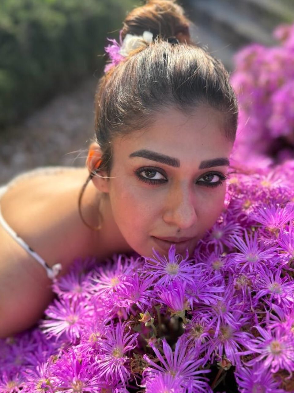 Nayanthara | పువ్వులనే మించిన అందం – నయనతార గ్లామర్ ఫొటోలు చూశారా! - Image 8