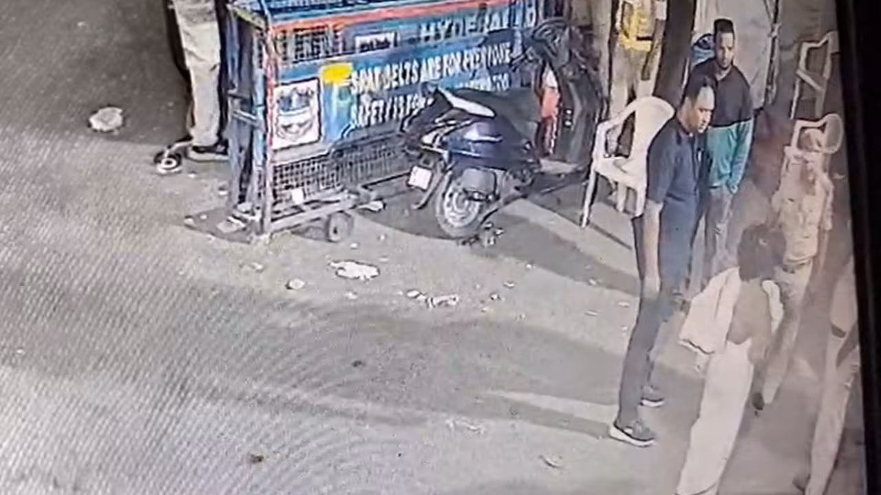 Hyderabad Police | అర్ధరాత్రి వేళ మానవత్వాన్ని చాటుకున్న కామాఠిపుర పోలీసులు