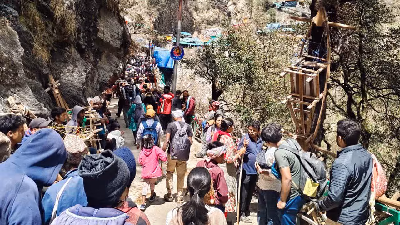 Char Dham Yatra | బద్రీనాథ్ రూట్లో భారీగా ట్రాఫిక్ జామ్.. భక్తులకు తీవ్ర అవస్థలు..!