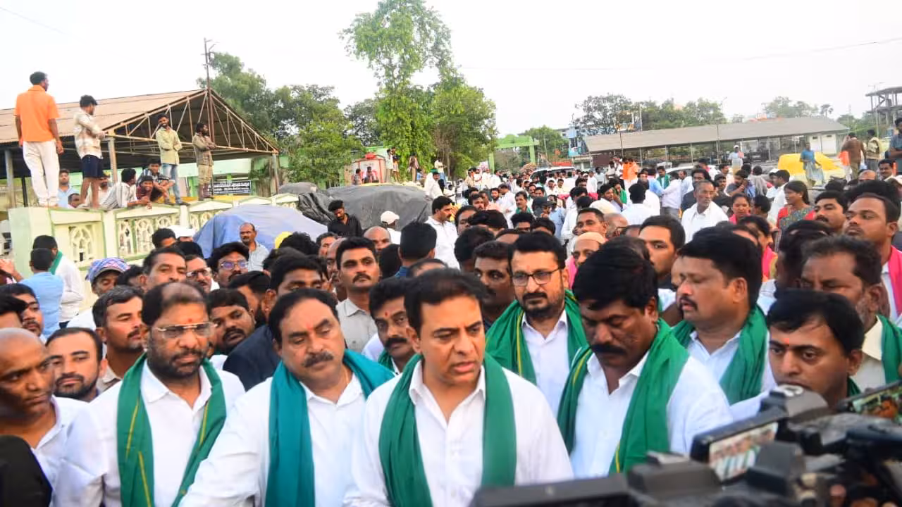 KTR | మార్కెట్ యార్డులను సందర్శించిన కేటీఆర్.. గోడు వెల్లబోసుకున్న రైతులు