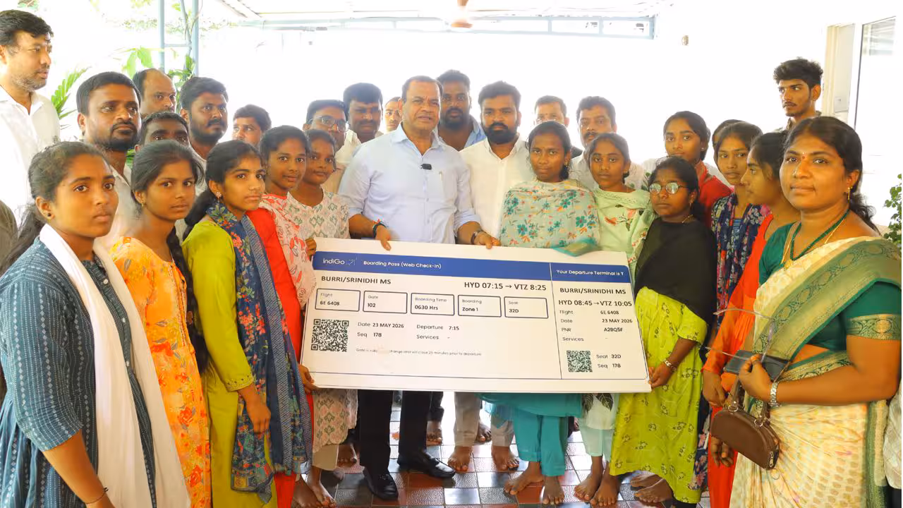 Komati Reddy | ప్రభుత్వ స్కూల్ టాపర్లకు మంత్రి కోమటిరెడ్డి సర్ప్రైజ్ గిఫ్ట్.. విమానంలో వైజాగ్ టూర్..!