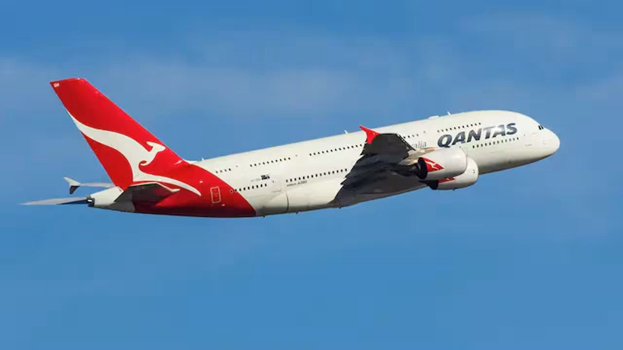 Qantas Flight | సిబ్బందిని కొరికిన ప్రయాణికుడు.. దారిమళ్లిన విమానం..
