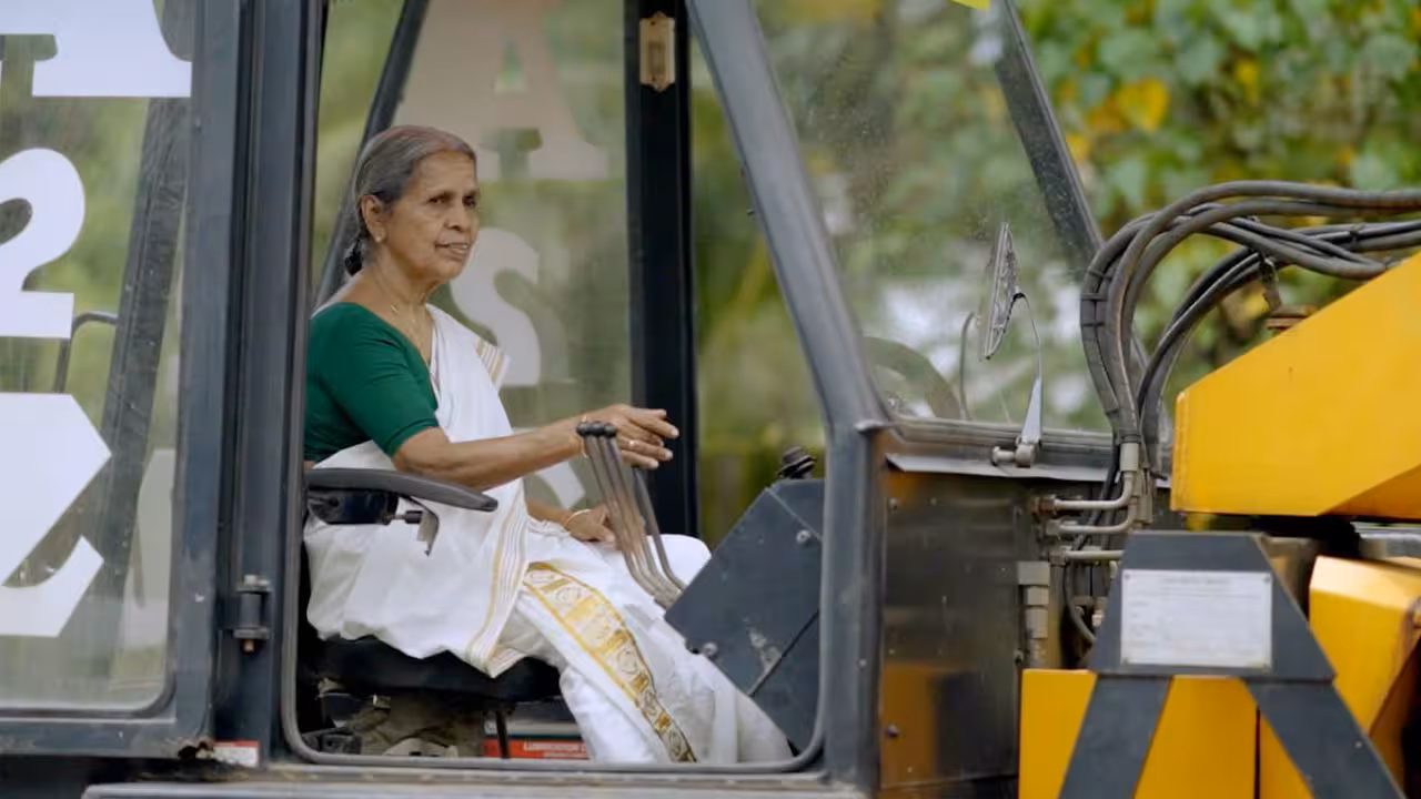 Radhamani Amma | స్టీరింగ్ వెనుక ఓ స్త్రీ శక్తి..! 11 రకాల డ్రైవింగ్ లైసెన్సులతో రికార్డు