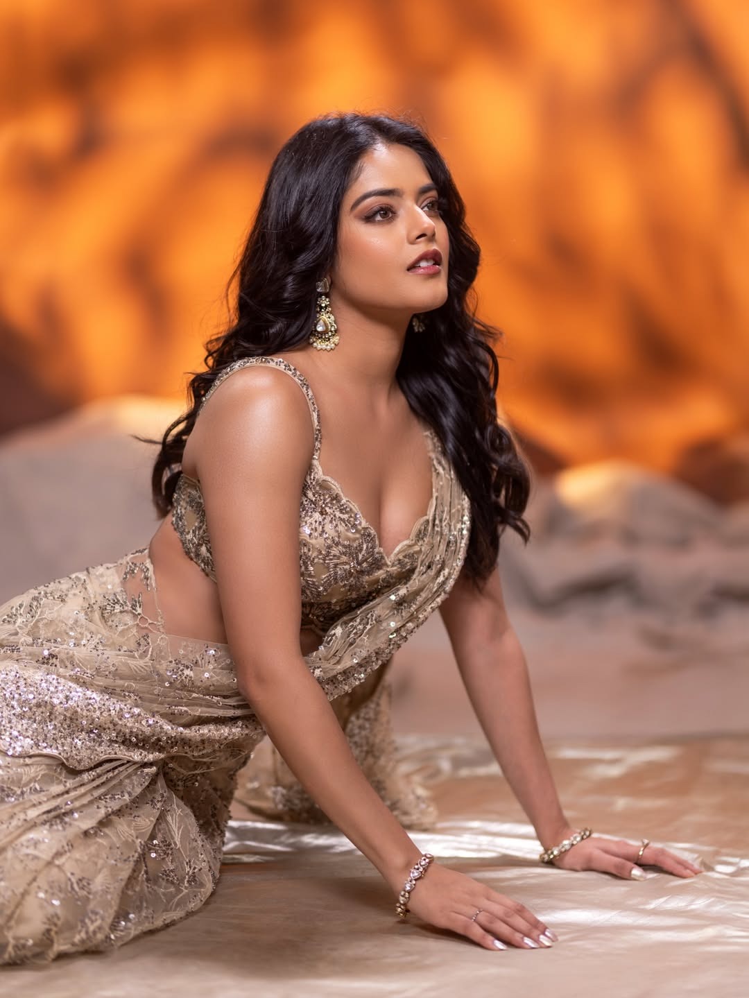 Riddhi Kumar | బోల్డ్ ఫొటోలతో రాజాసాబ్ హీరోయిన్ గ్లామర్ ట్రీట్ - Image 1