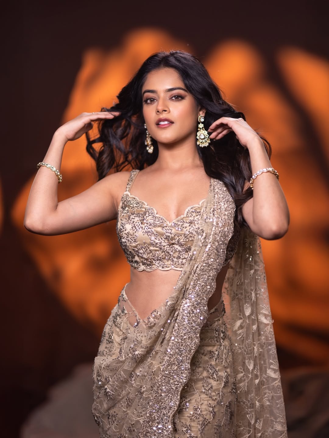 Riddhi Kumar | బోల్డ్ ఫొటోలతో రాజాసాబ్ హీరోయిన్ గ్లామర్ ట్రీట్ - Image 2