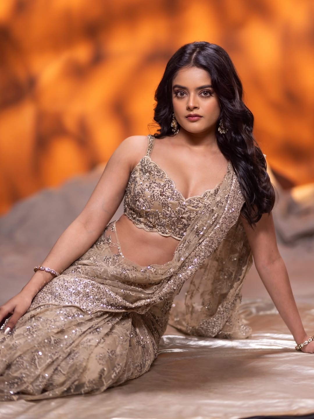 Riddhi Kumar | బోల్డ్ ఫొటోలతో రాజాసాబ్ హీరోయిన్ గ్లామర్ ట్రీట్ - Image 3