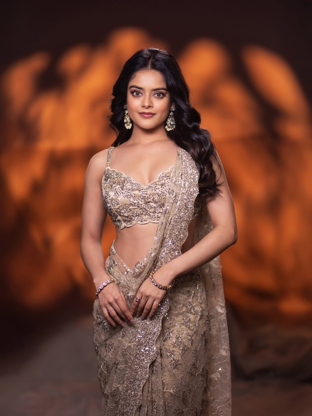 Riddhi Kumar | బోల్డ్ ఫొటోలతో రాజాసాబ్ హీరోయిన్ గ్లామర్ ట్రీట్ - Image 4