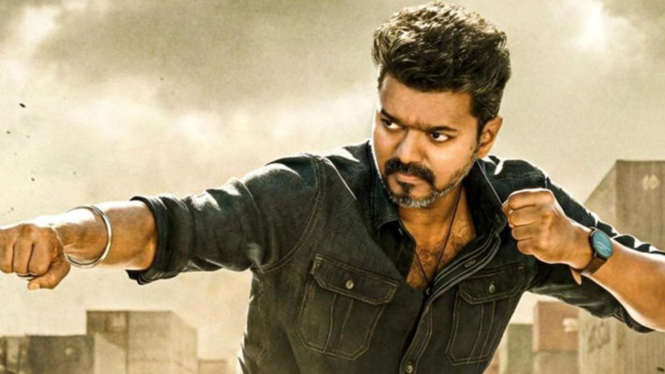 దళపతి విజయ్ కెరీర్లోనే చివరి మూవీగా జననాయగన్ ప్రేక్షకుల ముందుకు రాబోతుంది. ఈ సినిమా టైటిల్ కార్డ్స్లో విజయ్ పేరు ముందు తమిళనాడు సీఎంగా చేర్చబోతున్నట్లు సమాచారం.