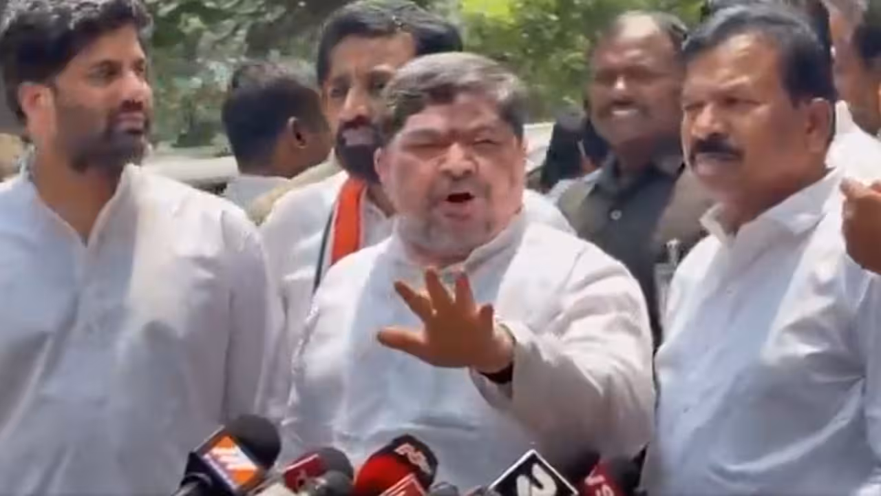 Ponnam Prabhakar | మోదీ అన్నప్పుడే అనుమానమొచ్చింది.. పెట్రో ధరలు పెరుగుతాయని..: పొన్నం