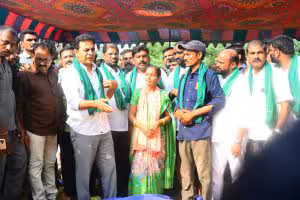KTR | రైతుల బాధలు వింటూ.. భరోసా ఇస్తూ