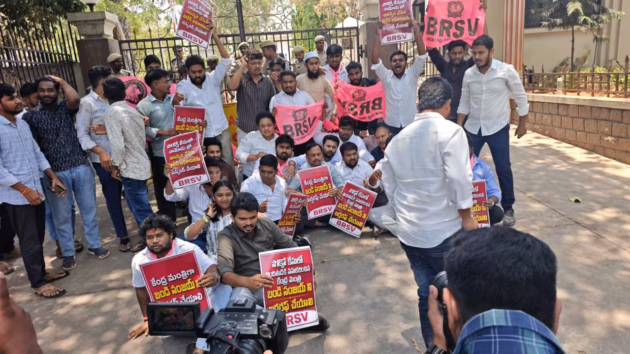 BRSV Protest | బండి సంజయ్ ను మంత్రివర్గం నుంచి బర్తరఫ్ చేయాలి.. డీజీపీ ఆఫీస్ వద్ద బీఆర్ఎస్వీ నేతల డిమాండ్