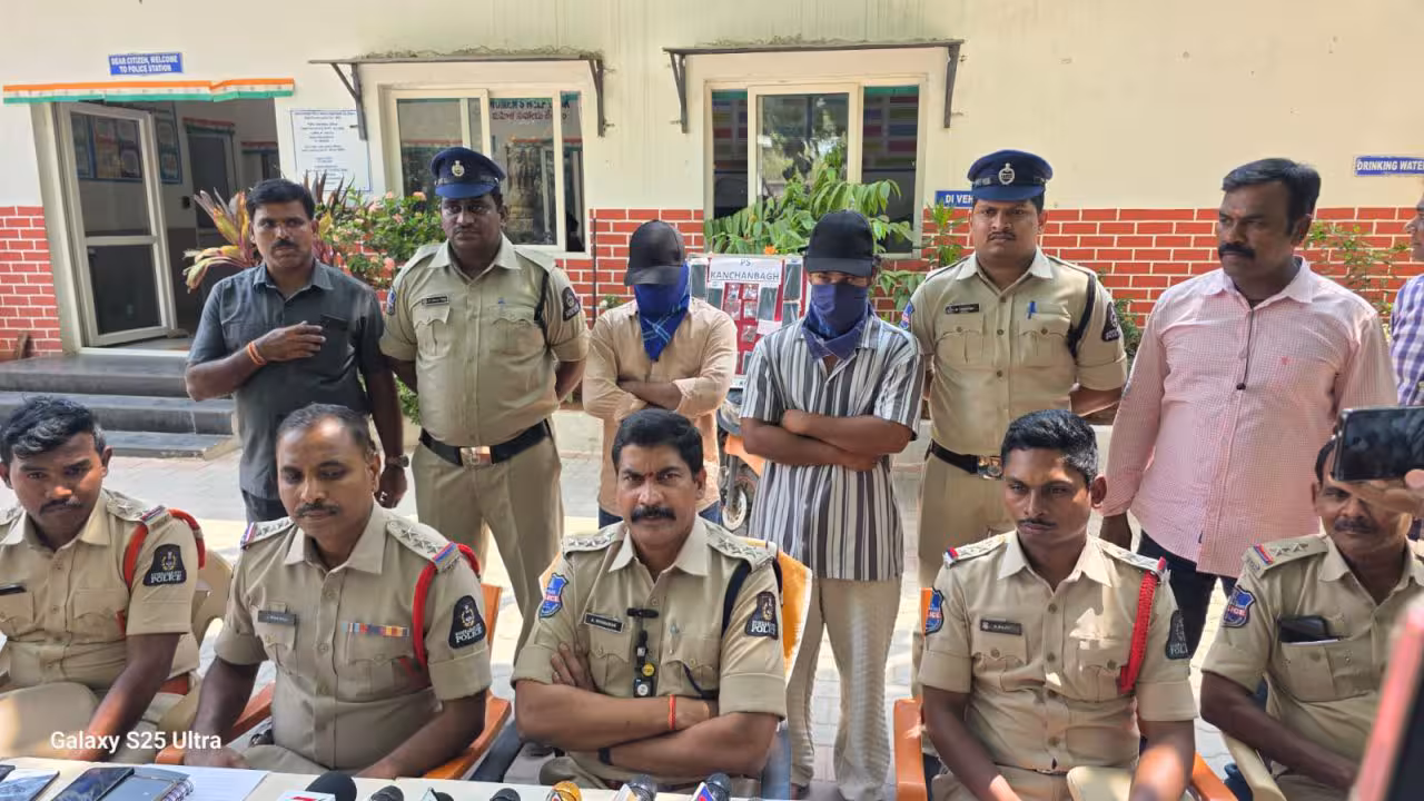 Interstate gang of thieves Arrested | కరెన్సీ నోట్లు కింద పడేస్తరు.. జనం నెట్టుకుంటుంటే ఫోన్లు కొట్టేస్తరు