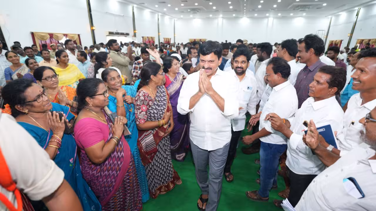 Ponguleti Srinivas Reddy | దొరల గడీల్లో బందీ అయిన భూమిని విడిపిస్తాం.. పేదలకే సర్వాధికారాలు కల్పిస్తాం: మంత్రి పొంగులేటి