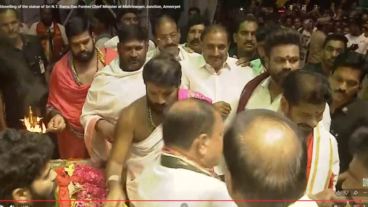 CM Revanth Reddy | మంత్రి తుమ్మలను పక్కకు నెట్టి.. పీసీసీ చీఫ్ను దగ్గరగా తీసుకున్న సీఎం రేవంత్..