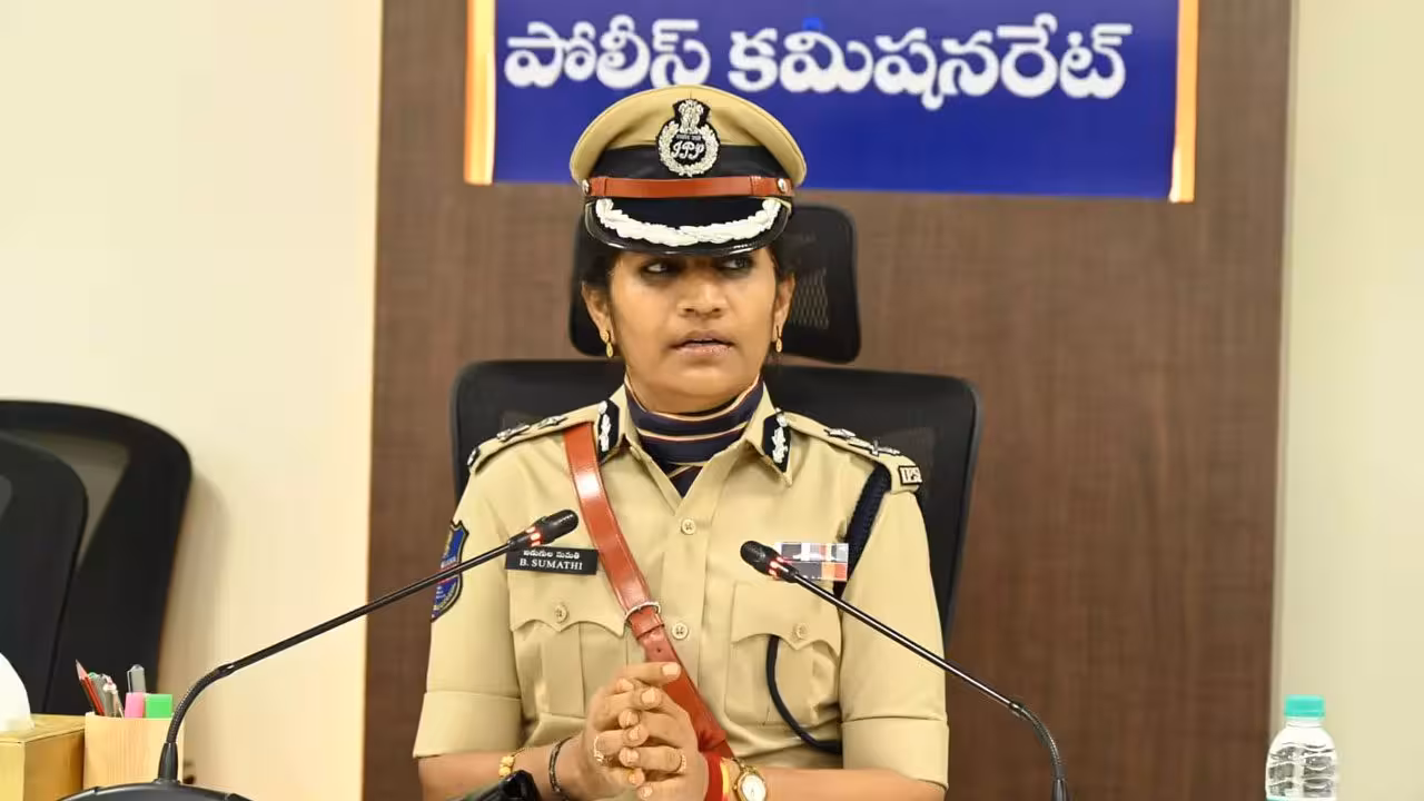 CP Sumathi | అర్ధరాత్రి 40 మంది పోకిరీలకు సుమతీ దండకం…