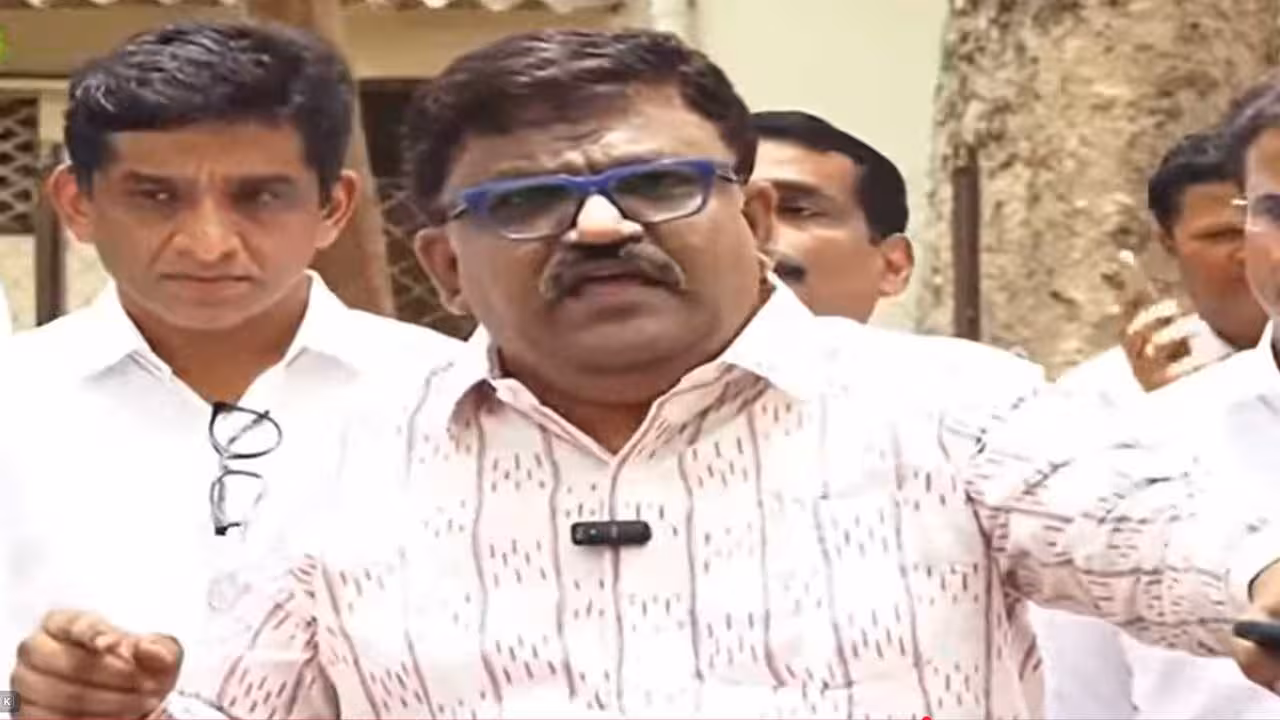 MLC Deshapathi Srinivas | బండి సంజయ్ రేవంత్ రెడ్డిని ప్రియురాలిని జడతో కొట్టినట్టు కొడుతుంటాడు : ఎమ్మెల్సీ దేశపతి