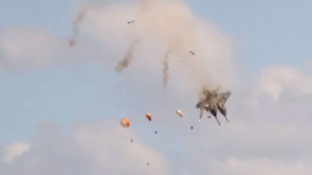 Fighter Jets | గాల్లో ఢీకొన్న రెండు యుద్ధవిమానాలు.. వీడియో