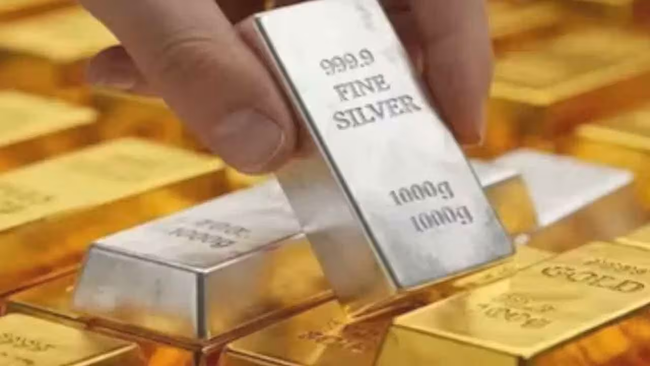 Gold And Silver Prices Today | మళ్లీ పెరుగుతున్న యుద్ధ ఉద్రిక్తతలు.. స్వల్పంగా తగ్గిన బంగారం, వెండి ధరలు..
