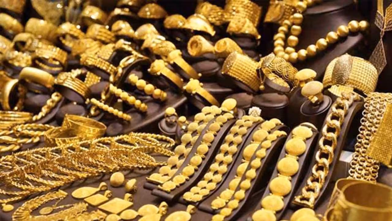 Gold And Silver Prices Today | స్వల్పంగా తగ్గిన బంగారం ధరలు.. పెట్టుబడిదారుల్లో పెరిగిన అప్రమత్తత..