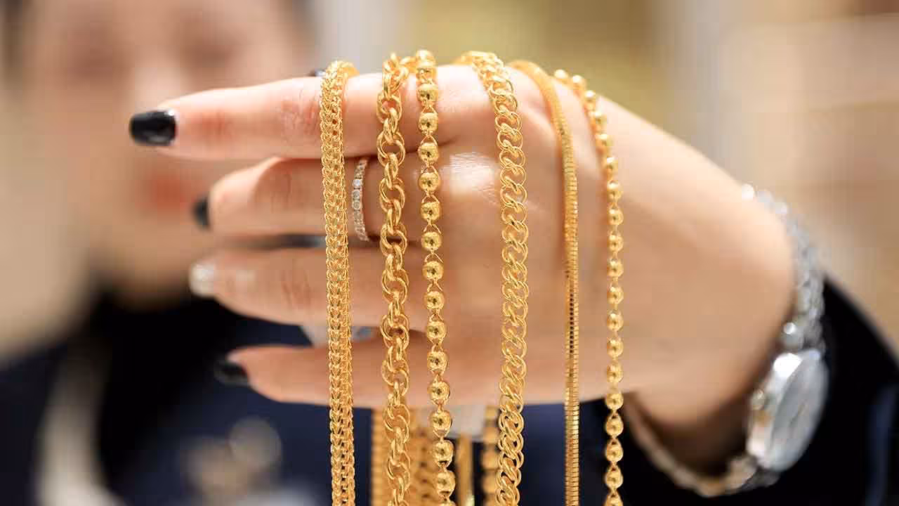 Gold And Silver Prices Today | స్వల్పంగా తగ్గిన బంగారం ధరలు.. మళ్లీ మొదలైన యుద్ధం ఎఫెక్ట్..