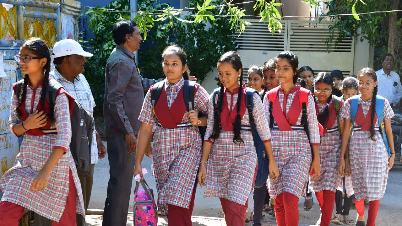 Praneeth Group | పదో తరగతిలో 500పైగా మార్కులు సాధించిన ప్రభుత్వ విద్యార్థులకు రూ.50 వేల నగదు బహుమతి: ప్రణీత్ గ్రూప్ చైర్మన్